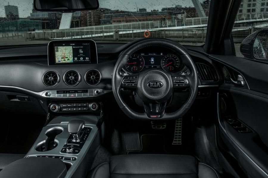 Торпедо Kia Stinger GT-Line S (CK) 2017 года  (UK) (фото 31 из 41)